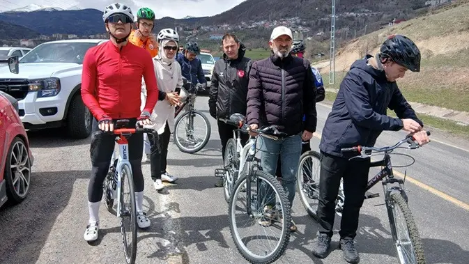 Gubernur Turki Dipecat Usai Fotonya Mengenakan Celana Ketat Viral