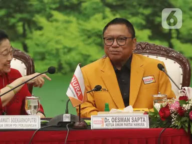 Ketua Umum PDI Perjuangan Megawati Soekarnoputri bertemu dengan Ketua Umum Partai Hanura Oesman Sapta Odang (Oso) di kantor DPP PDIP, Jakarta, Senin (28/8/2023). (Liputan6.com/Angga Yuniar)
