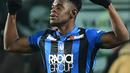 Jumlah yang sangat jauh dari ekspektasi para pendukung Sampdoria lalu ia dilepas ke Atalanta. Kini Zapata tengah berada di puncak kariernya bersama Atalanta dan sudah mengemas 16 gol.  (AFP/Miguel Medina)