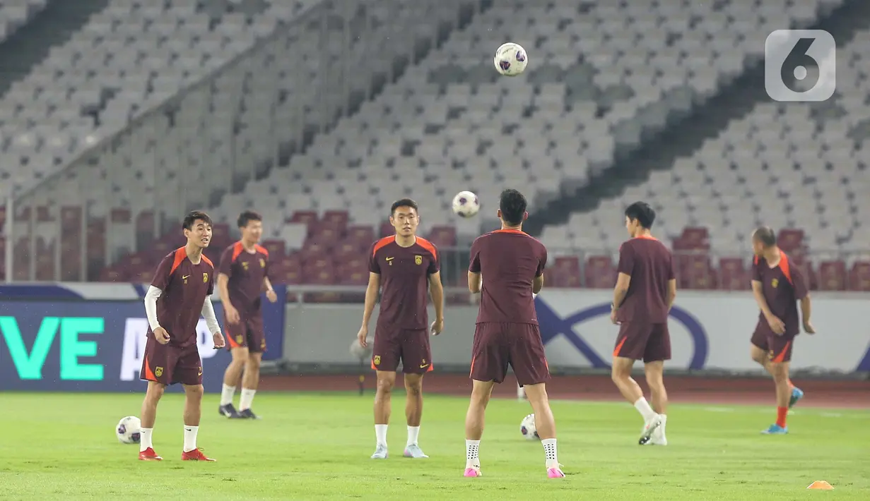 Sehari di Jakarta, timnas China langsung menggelar latihan di Lapangan A Kompleks Gelora Bung Karno (GBK), Senayan, pada Selasa (3/6/2025) petang WIB. (Liputan6.com/Angga Yuniar)