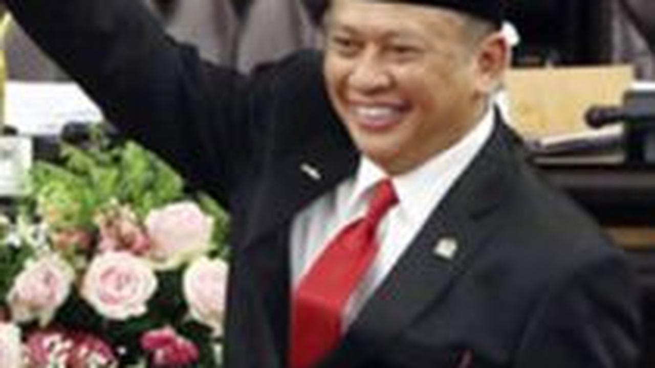 "Kalau memungkinkan bisa dihold sambil sosialisasi masif itu lebih baik, kan intinya tidak merugikan mereka, uang-nya tetap utuh, cuma dipotong saja," kata Bamsoet di Kompleks Parlemen, Jakarta, Rabu (29/5).<br>