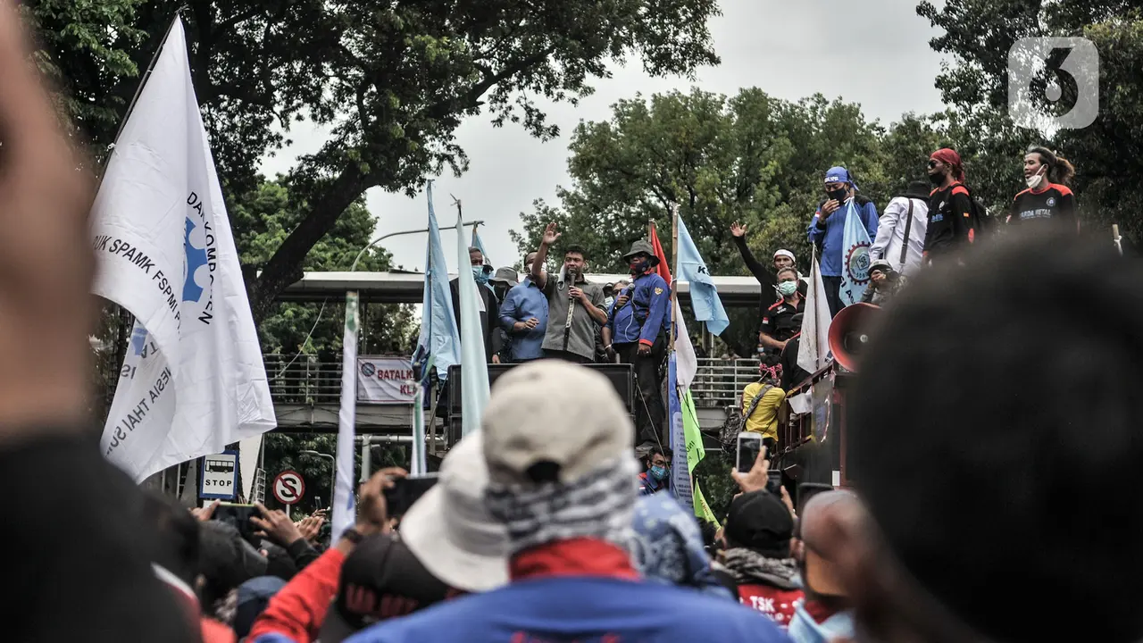 Aksi Ratusan Buruh Tolak UU Cipta Kerja
