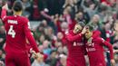 Penyerang Liverpool Roberto Firmino berselebrasi dengan rekan setimnya setelah mencetak gol ke gawang Arsenal pada Liga Inggris pekan ke-30 yang digelar di Stadion Anfield, Liverpool, Minggu (9/4/2023). (AP Photo/Jon Super)