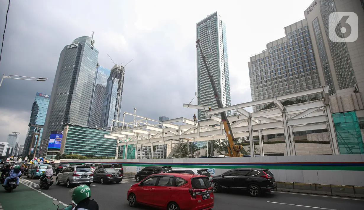 Pekerja menyelesaikan proyek revitalisasi Halte TransJakarta Bundaran Hotel Indonesia di Jakarta, Kamis (15/4/2022). Sembilan halte TransJakarta akan difungsikan kembali secara bertahap sampai dengan diselesaikan secara keseluruhan pada Desember 2022. (Liputan6.com/Faizal Fanani)