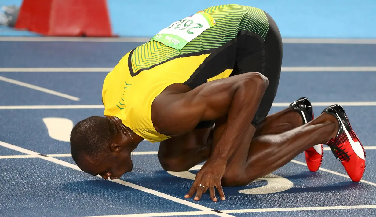 Usain Bolt mencium area lari usai meraih emas pada semifinal lari 200 meter pria di Rio de Janeiro, Brasil (17/8). Sebelumnya Usain Bolt sudah mengantongi emas di lari 100 meter di Olimpiade 2016 di Brasil. (REUTERS/Kai Pfaffenbach)