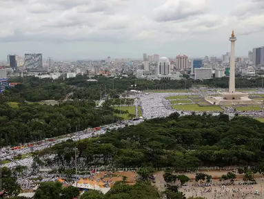 Suasana kawasan Monumen Nasional (Monas) yang dipadati massa demo 2 Desember, Jakarta Pusat, Jumat (2/12). Demo 2 Desember digelar sebagai lanjutan dari aksi 4 November 2016. (Liputan6.com/Ferbian Pradolo)