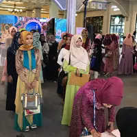 Hadir di lokasi audisi, para wanita berhijab itu antri di meja pendaftaran untuk melakukan registrasi ulang. Persyaratan secara administrasi pun kembali dicek oleh tim Indosiar saat itu kepada tiap peserta. (Indosiar)