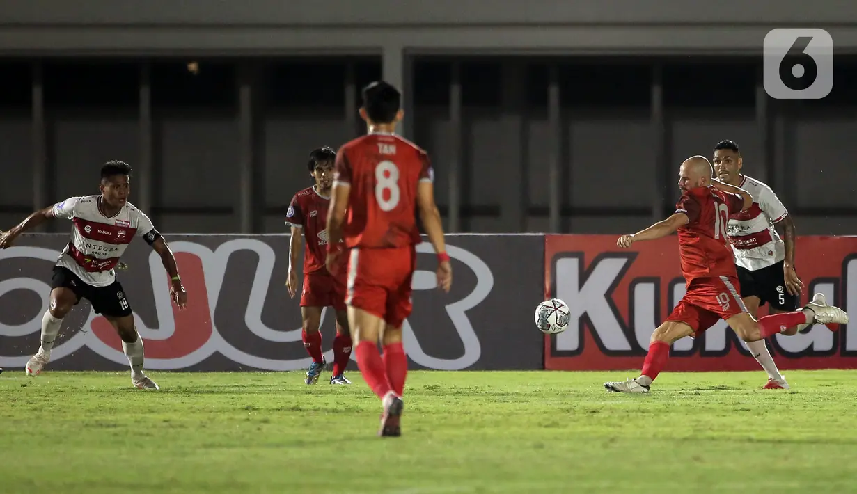Pemain PSM Makassar, Anco Jansen (kanan) berusaha menendang bola ke gawang Madura United dalam pertandingan BRI Liga 1 2021/2022 antara Madura United melawan PSM Makassar di Stadion Madya, Jakarta, Minggu (12/9/2021). Pertandingan berakhir 1-1. (Bola.com/Ikhwan Yanuar)