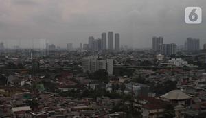 Suasana gedung bertingkat dan permukiman warga di kawasan Jakarta, Senin (17/1/2022). Bank Dunia memproyeksikan pertumbuhan ekonomi Indonesia pada tahun 2022 mencapai 5,2 persen. (Liputan6.com/Angga Yuniar)