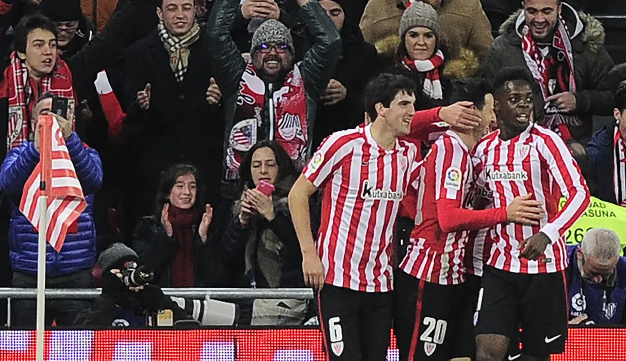 Para pemain Athletic Bilbao merayakan gol ke gawang Barcelona. Hanya berselang tiga menit, Inaki Williams mengubah kedudukan menjadi 2-0 setelah menerima umpan Aritz Aduriz pada menit ke-28. (AFP/Ander Gillenea)