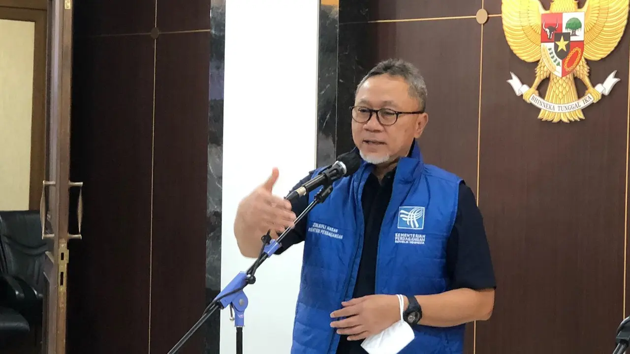 Menteri Perdagangan (Mendag) Zulkifli Hasan dalam konferensi pers Dampak Impor Pakaian Bekas Ilegal Terhadap UKM, di kantor Kementerian Koperasi dan UKM, Jakarta Selatan, Senin (27/3/2023).(Tira/Liputan6.com)