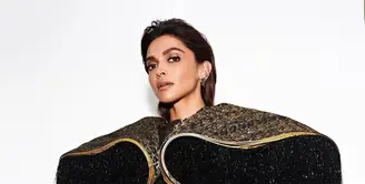 Para bintang dari India memenangkan hati banyak orang bersama dengan bakat mereka di karpet merah Cannes Film Festival. Seperti Deepika Padukone dalam salah satu gaun Louis Vuitton hitam dan emasnya yang memukau.