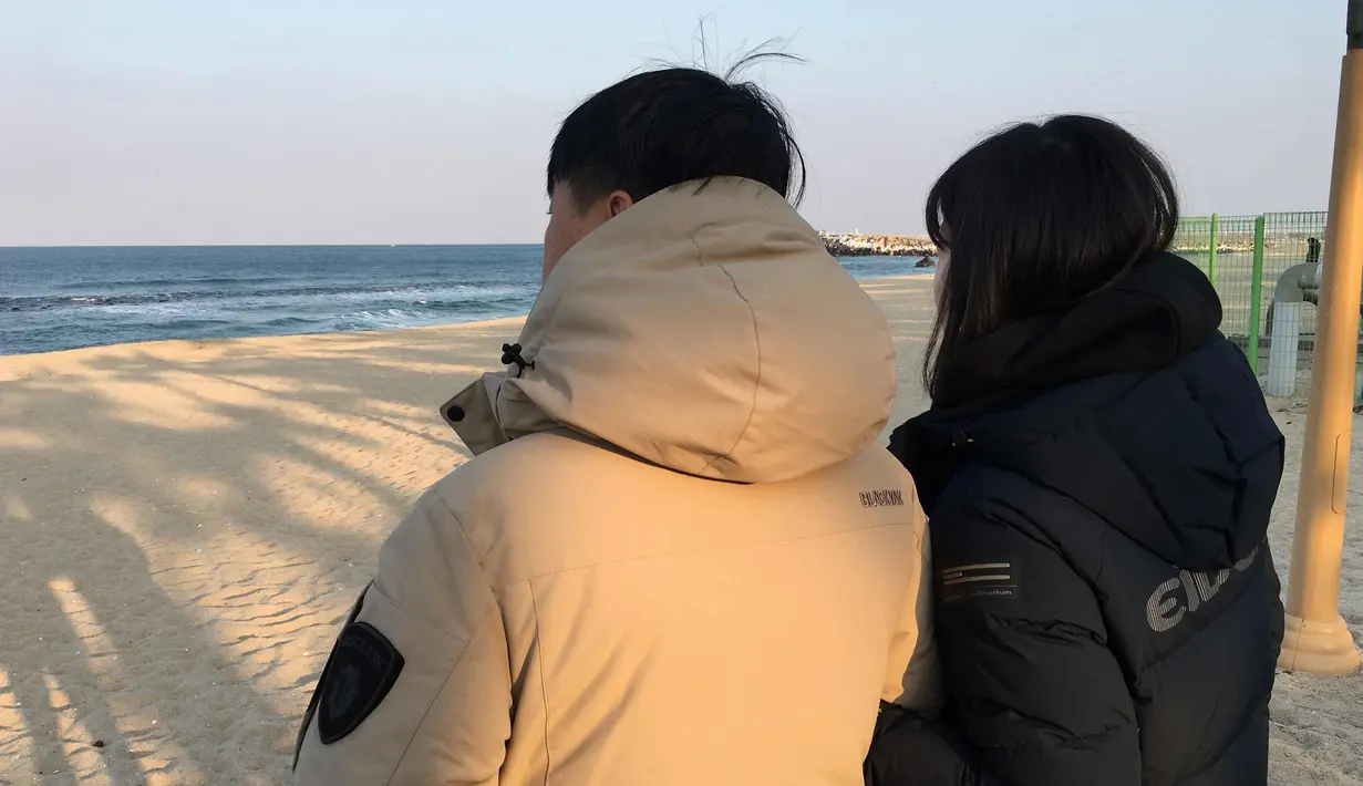 Istri Kang Il-han, Lim Soo-young (45) memberi tanggapan saat wawancara di Anmok Beach, Korsel (8/2). Lim mengatakan bahwa dia membenci orang Korut dan menganggap mereka yang datang ke Korsel untuk Olimpiade sebagai "boneka" Kim. (AP Photo/Hyung-jin Kim)