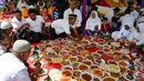 Orang-orang menikmati makan siang selama perayaan maulid akbar Nabi Muhammad SAW di Banda Aceh, Aceh, Kamis (6/2/2020). Acara maulid akbar tersebut menyediakan 808 hidangan dari 90 desa dan instansi pemerintah dengan mengundang 25.000 tamu dari berbagai daerah. (Photo by Chaideer MAHYUDDIN / AFP)
