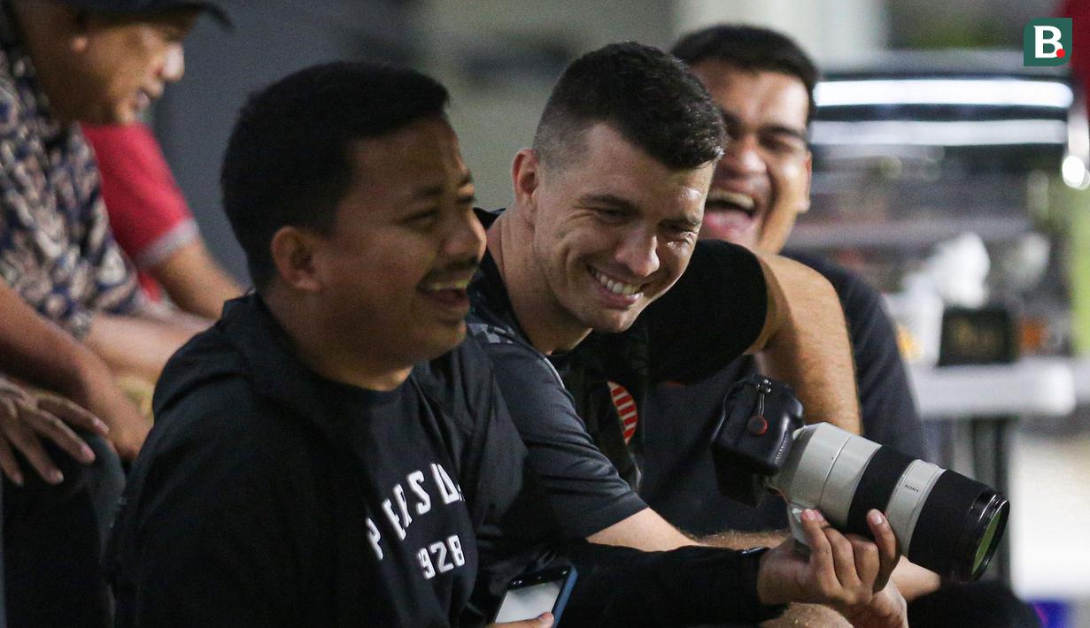 Pemain Persija Jakarta, Ondrej Kudela (tengah) bercanda dengan fotografer Persija Jakarta, Khairul Imam (kiri) sedang memotret saat sesi latihan menjelang laga terakhir BRI Liga 1 2022/2023 di lapangan latih Jakarta International Stadium (JIS), Kamis (13/04/2023). Macan Kemayoran akan menjamu PSS Sleman di Stadion Utama Gelora Bung Karno (SUGBK) pada Sabtu (15/04/2023). (Bola.com/Bagaskara Lazuardi)