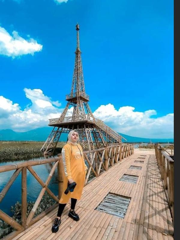 Menara Eiffel bambu di Radesa Wisata, Desa Tuntang, Semarang. (dok. Radesa Wisata/Dinny Mutiah)