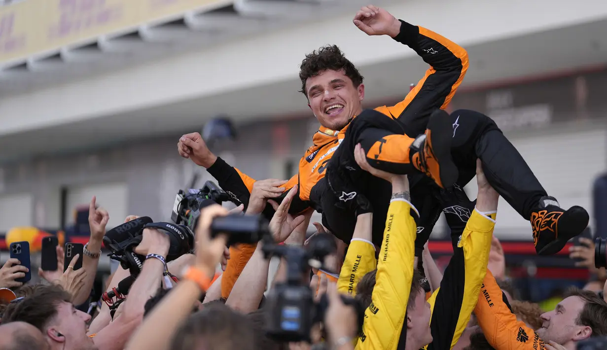 Pembalap Mc Laren, Lando Norris merayakan kemenangan bersama timnya saat Formula 1 GP Miami 2024 yang berlangsung di Miami International Autodrome, Miami, Florida, Minggu (05/05/2024). (AP Photo/Rebecca Blackwell)