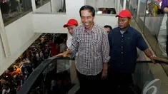 Kehadiran Capres yang diusung oleh PDIP ini membuat pengunjung Mall mendekatinya. Jokowi langsung menjadi pusat perhatian, Mall Bintaro Xchange, Tangerang, Banten (Liputan6.com/Andrian M Tunay)