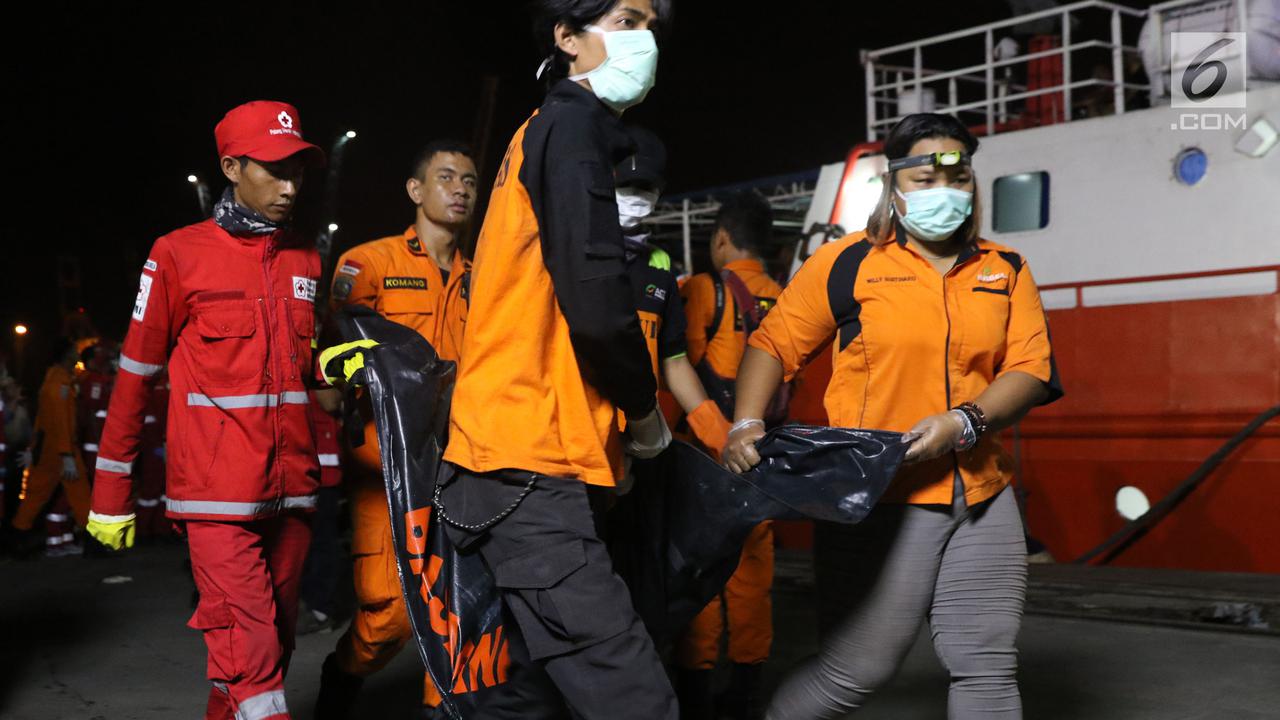 Kantong Jenazah Kembali Diturunkan dari KN SAR Sadew