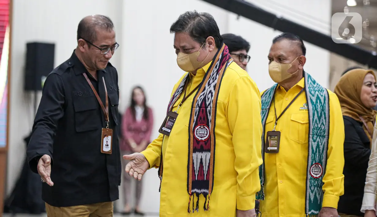 Ketua Komisi Pemilihan Umum (KPU) Hasyim Asy'ari (kanan) menyambut kedatangan Ketua Umum Golkar Airlangga Hartarto saat Pendaftaran Partai Politik Calon Peserta Pemilu tahun 2024 di Gedung KPU, Jakarta, Rabu (10/8/2022). Diketahui, Golkar mendaftarkan diri bersama dengan parpol lainnya di Koalisi Indonesia Bersatu yakni PAN dan PPP. (Liputan6.com/Faizal Fanani)