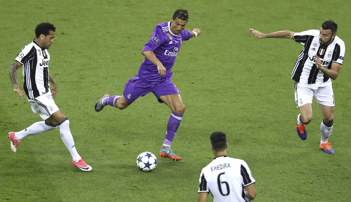 Striker Real Madrid, Cristiano Ronaldo, melepaskan tendangan saat pertandingan melawan Juventus pada laga final Liga Champions di Stadion Millennium, Cardiff, Wales, Sabtu, (3/6/2017). (AP/Alastair Grant)
