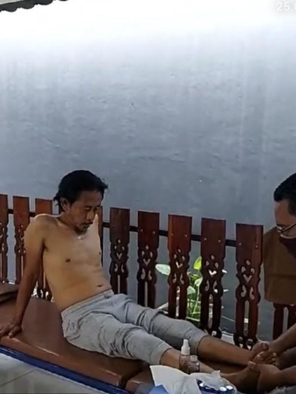 Epy Kusnandar jalani pengobatan stroke (Sumber: YouTube/Epy Kusnandar)