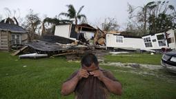 Jay Breaux menyeka keringat dari matanya setelah hantaman Badai Ida yang menghancurkan rumahnya  di Dulac, Louisiana, Sabtu (4/9/2021). Jumlah korban tewas akibat Badai Ida di negara bagian Louisiana, AS, pada Sabtu (4/9) bertambah menjadi 12 orang. (AP Photo/John Locher)