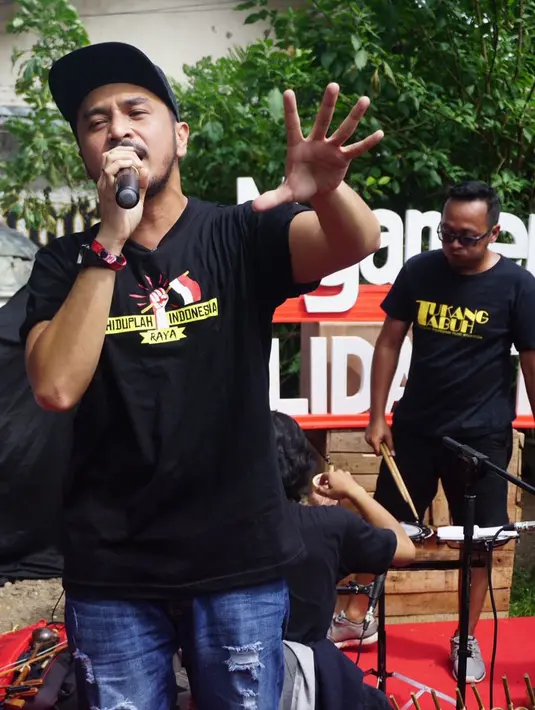 Kemarin, Rabu (28/12) Giring tidak didampingi oleh rekan-rekannya dari Nidji. Giring bersama musisi lain mendatangi posko relawan pasangan Calon Gubernur DKI Jakarta 2017 Ahok dan Djarot. (Syaiful Bahri/Bintang.com)