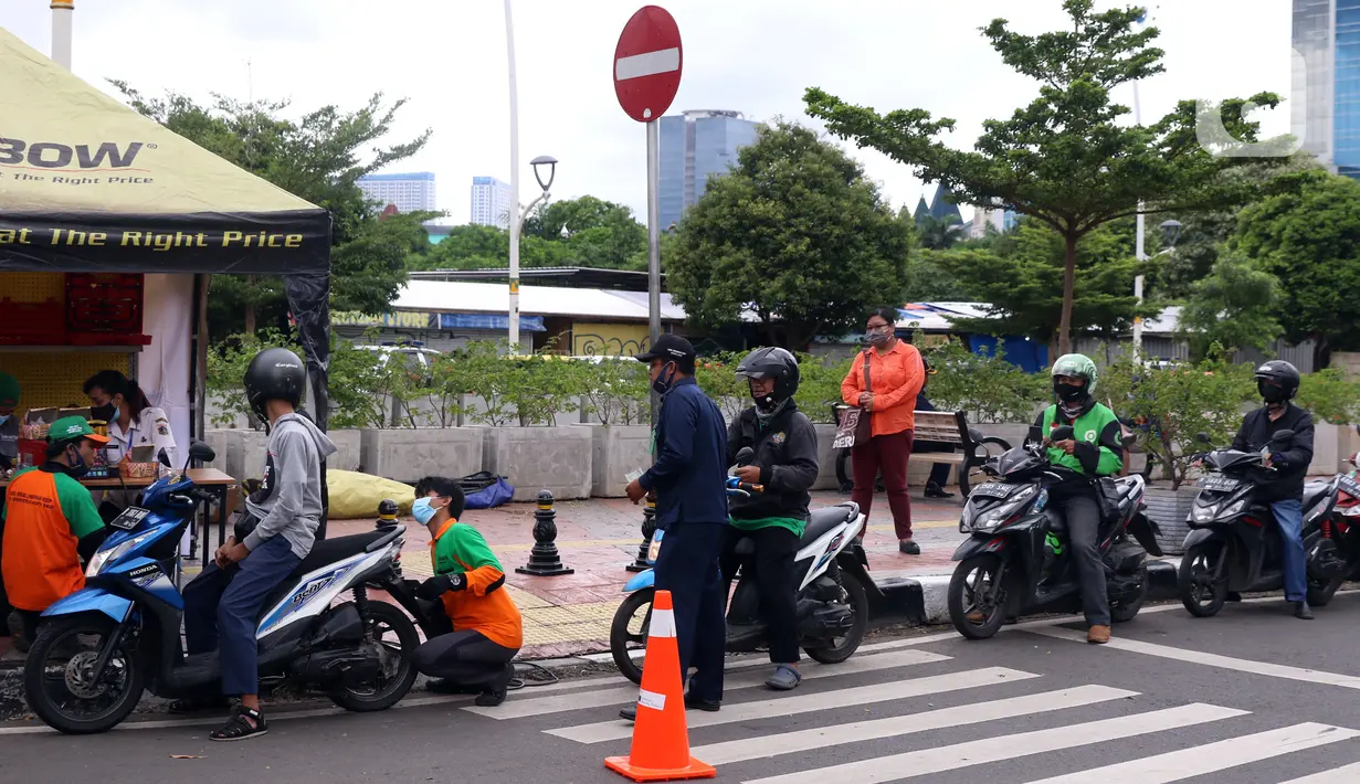 Antrean pengendara motor saat uji emisi gratis di Jakarta Barat, Rabu (13/1/2021). Dinas Lingkungan Hidup DKI Jakarta mengumumkan kendaraan yang tidak mengikuti uji emisi atau tidak lulus uji emisi gas buang akan dikenakan disinsentif tarif parkir yang tinggi dan tilang. (Liputan6.com/Angga Yuniar)
