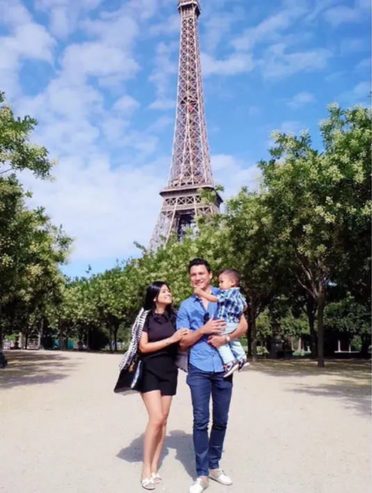 Keluarga kecil Titi Kamal dan Christian Sugiono menikmati jalan pagi di Champ De Mars, Paris. (Photo : Instagram)