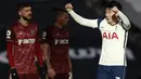 Striker Tottenham Hotspur, Son Heung-Min berselebrasi usai mencetak gol ke gawang Leeds United pada pertandingan lanjutan Liga Inggris di Tottenham Hotspur Stadium di London (2/1/2021). Penyerang asal Korea Selatan itu berhasil mencetak golnya yang ke-100 untuk Spurs. (AFP/Pool/Ian Walton)