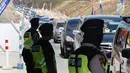 Petugas kepolisian mengatur kendaraan yang melintasi Tanjakan Kali Kenteng di jalan tol fungsional Salatiga-Boyolali, Jawa Tengah, Senin (18/6). Jalan tol ini akan dibukan selama 24 jam selama arus balik Lebaran 2018. (Liputan6.com/Gholib)