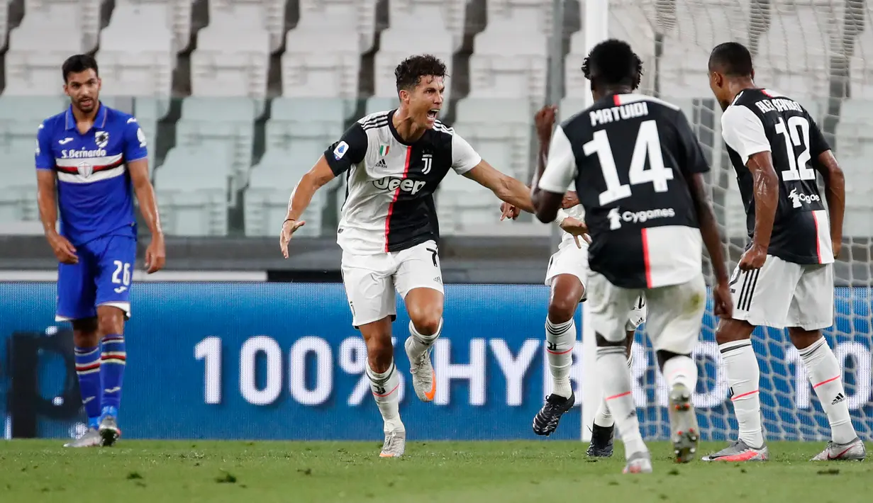 Penyerang Juventus, Cristiano Ronaldo (kedua kiri) merayakan gol yang dicetaknya ke gawang Sampdoria dalam laga pekan ke-36 Liga Italia Serie A di Stadion Allianz, Minggu (26/7/2020). Juventus memgunci gelar juara Liga Italia tahun 2020 setelah mengalahkan Sampdoria 2-0. (AP Photo/Antonio Calanni)