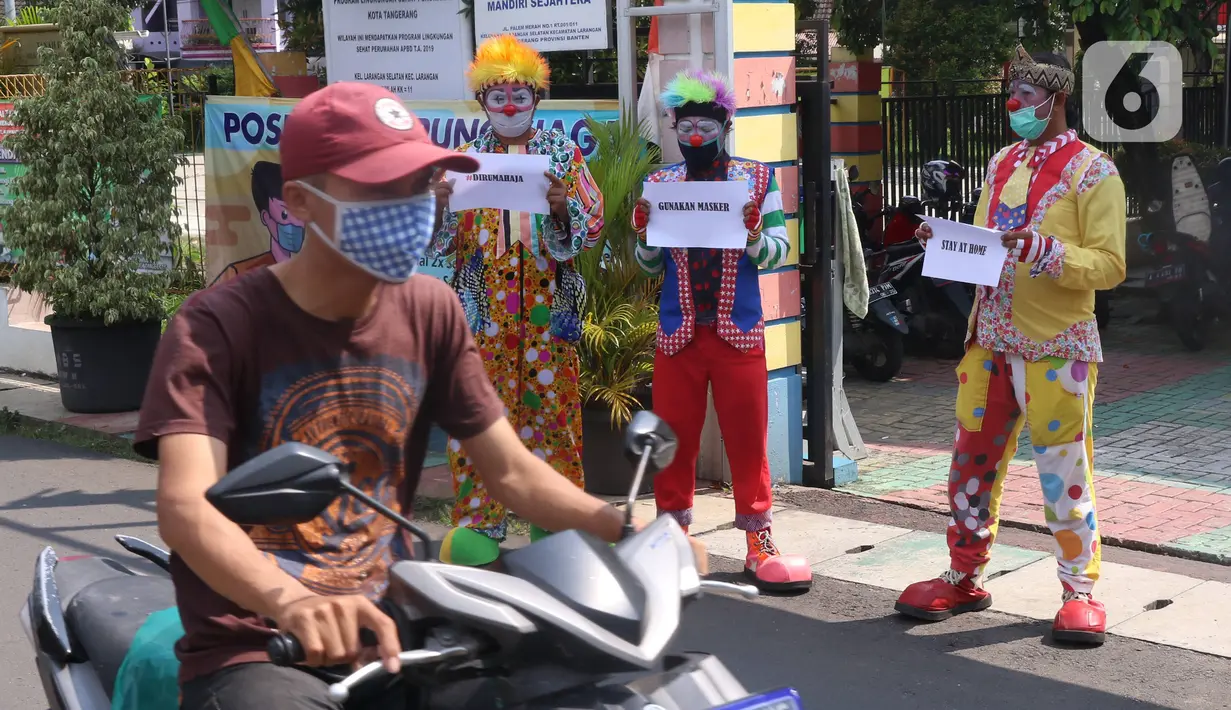 Komunitas badut tangerang raya (Batara) bersama kelurahan Larangan Selatan melakukan sosialisai pembatasan sosial bersekala besar (PSBB) di Tangerang, Kamis (16/4/2020). Mulai tanggal 18 april mendatang Tangerang Raya akan melakukan PSBB hingga 3 mei. (Liputan6.com/Angga Yuniar)