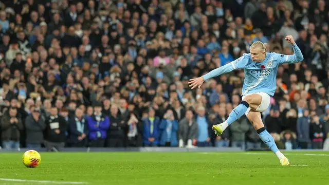 Erling Haaland mengeksekusi penalti di laga Manchester City vs Liverpool di pekan ke-11 Liga Inggris 2025/2026 di Etihad Stadium, Minggu (09/11/2025). (AP Photo/Jon Super)