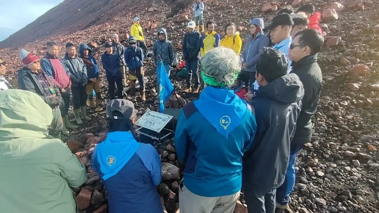 Tim Ekspedisi Gunung Kerinci Elpala SMA 68, akhirnya tiba di puncak setinggi 3.805 meter di atas permukaan laut, Minggu (30/6) pagi (Istimewa)