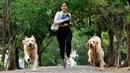 Untuk menjaga tubuhnya tetap bugar, Resyana Hikmayudi juga mengajak dua anjing goldennya untuk menemani dirinya lari. (Liputan6.com/IG/@resyanahikmayudi)