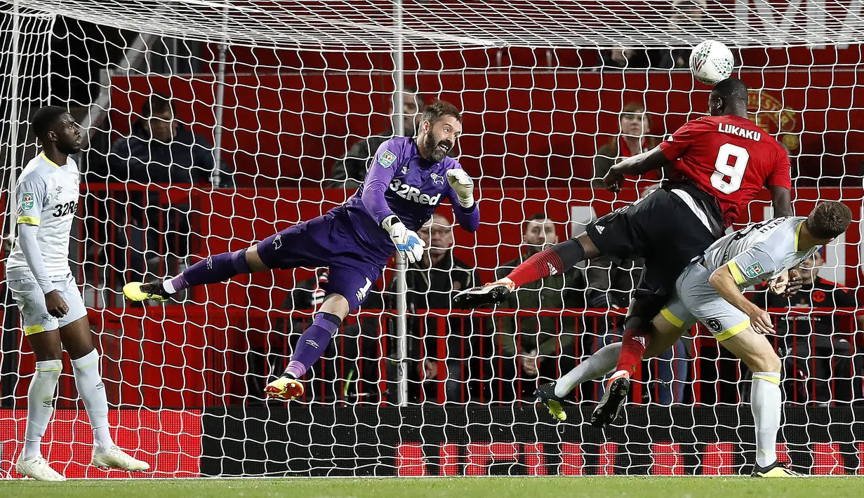 Striker Manchester United, Romelu Lukaku, melepaskan tandukkan kepala ke gawang Derby County pada Piala Liga Inggris di Stadion Old Trafford, Rabu (26/9/2018). Manchester United takluk adu penalti 9-10 (2-2) dari Derby County. (AP/Martin Rickett)