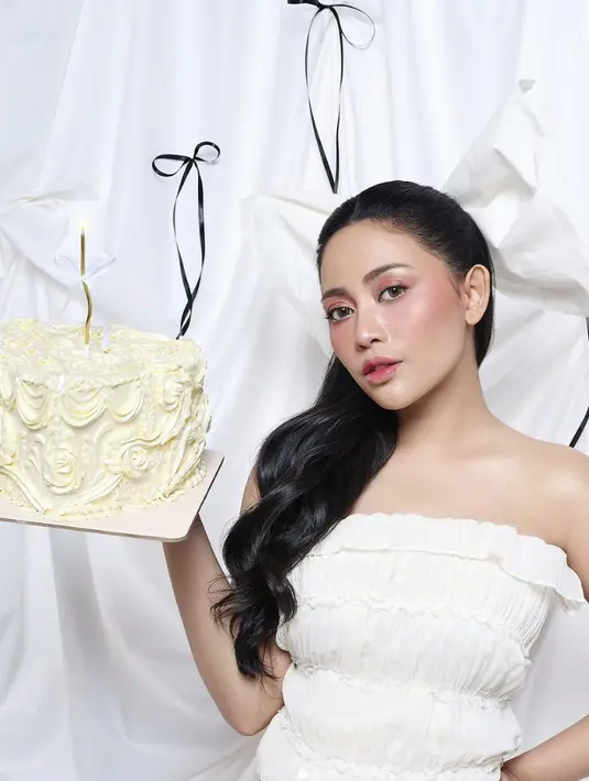 Ia terlihat memukau dengan konsep foto yang sangat demure. [Foto: Instagram/ Rachel Vennya]