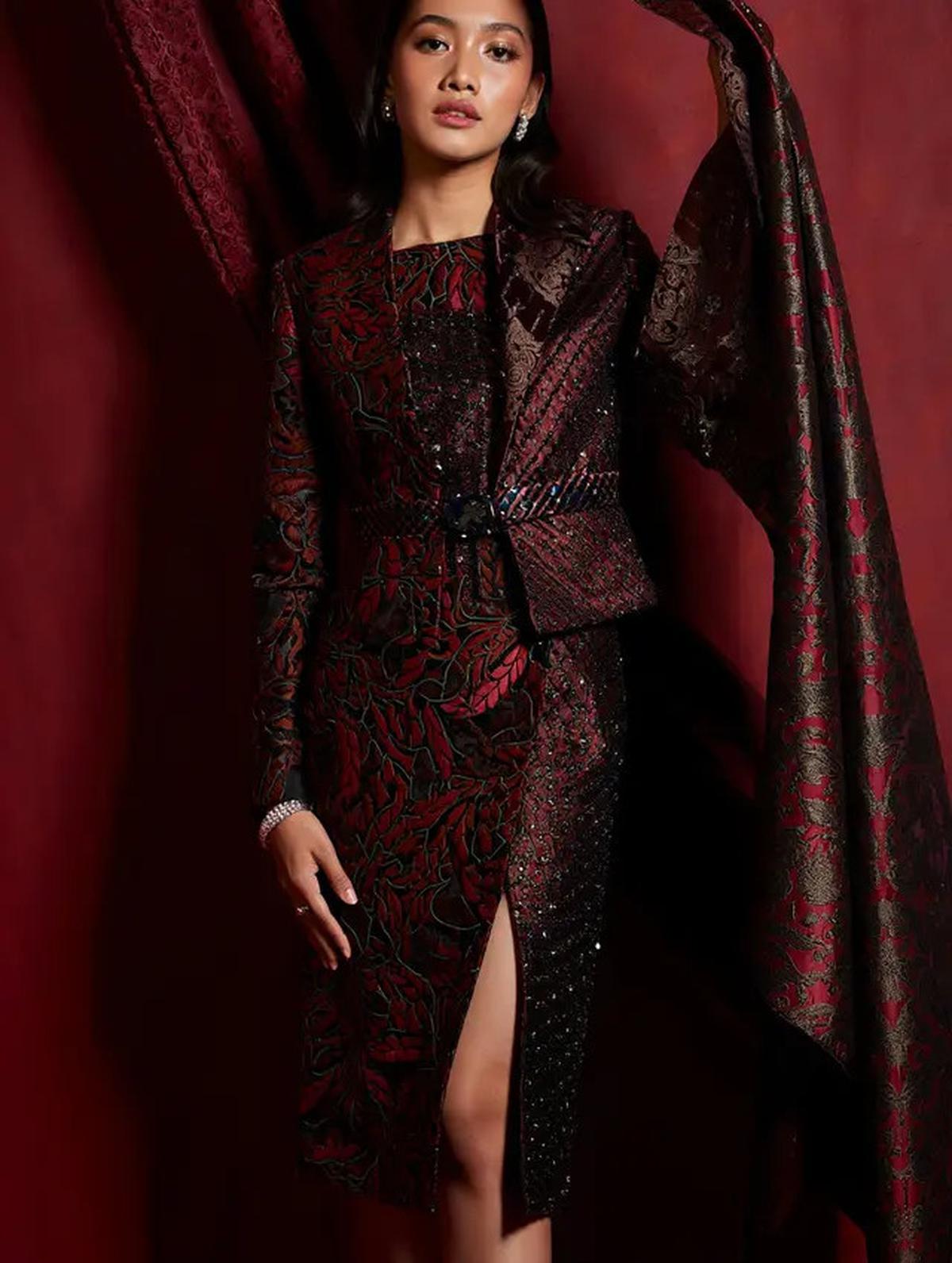 7 Dress Batik Kombinasi Brokat Belah Samping Terbaru 2025 dengan Sentuhan Modern Elegan