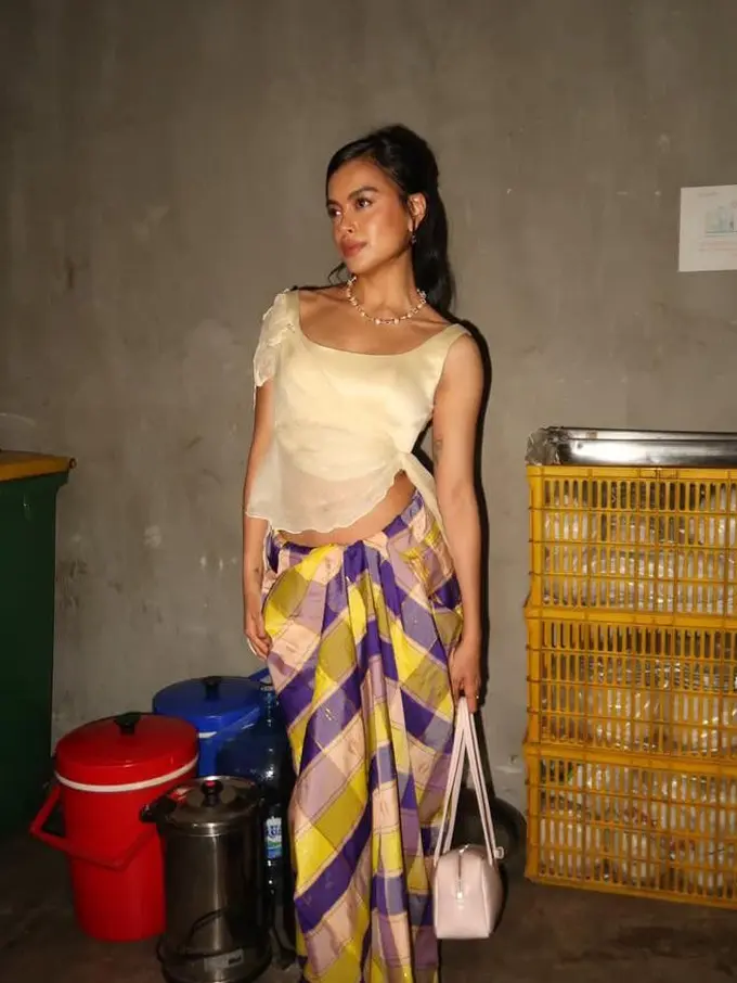 Outfit Eva Celia dengan Sarung yang Dipadukan Gaya Modern Jadi Daya Tarik