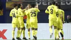 Para pemain Villarreal merayakan gol ke gawang Dinamo Zagreb yang dicetak striker Gerard Moreno (tengah) dalam laga leg pertama perempatfinal Liga Europa 2020/2021 di Maksimir Stadium, Zagreb, Kamis (8/4/2021). Villarreal menang 1-0 atas Dinamo Zagreb. (AP/Darko Bandic)