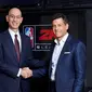 Komisioner NBA, Adam Silver (kiri), dan CEO Take-Two, Strauss Zelnick, berjabat tangan setelah mengumumkan rencana menggulirkan liga NBA virtual bertajuk NBA 2K eLeague, Kamis (9/2/2017). (Bola.com/Twitter/NBA2K)