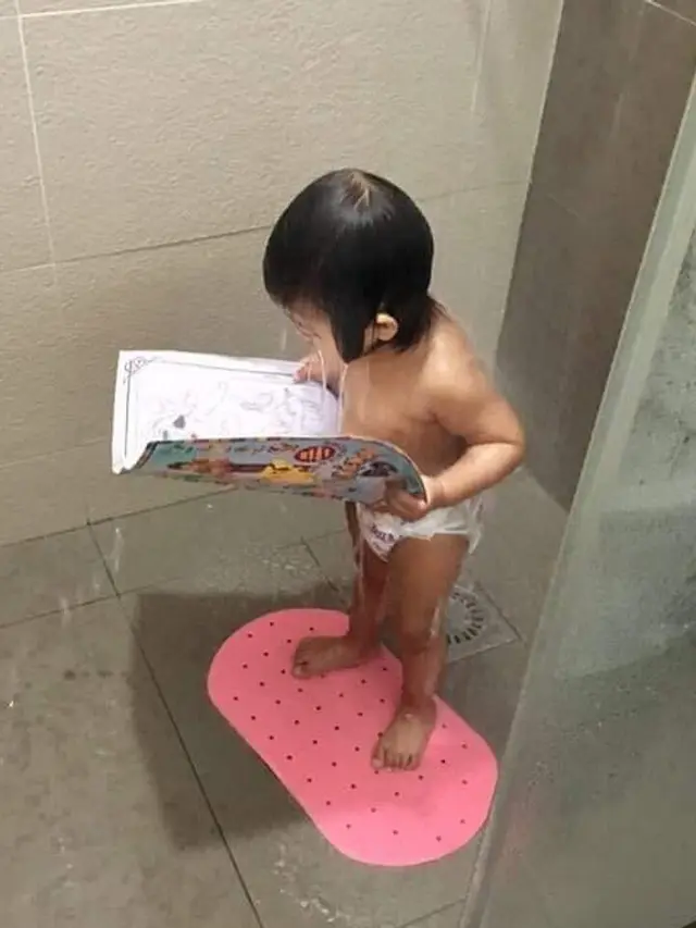 6 Kelakuan Nyeleneh Bocah Saat di Kamar Mandi Ini Bikin Tepuk Jidat