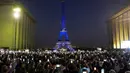 Menara Eiffel diterangi dengan warna-warna Israel setelah demonstrasi untuk menunjukkan dukungan kepada Israel di Paris, Prancis, Senin (9/10/2023). Hal ini dilakukan dua hari setelah pejuang Hamas melancarkan serangan multifront yang belum pernah terjadi sebelumnya terhadap Israel yang menewaskan lebih dari 700 orang. (AP Photo/Michel Euler)