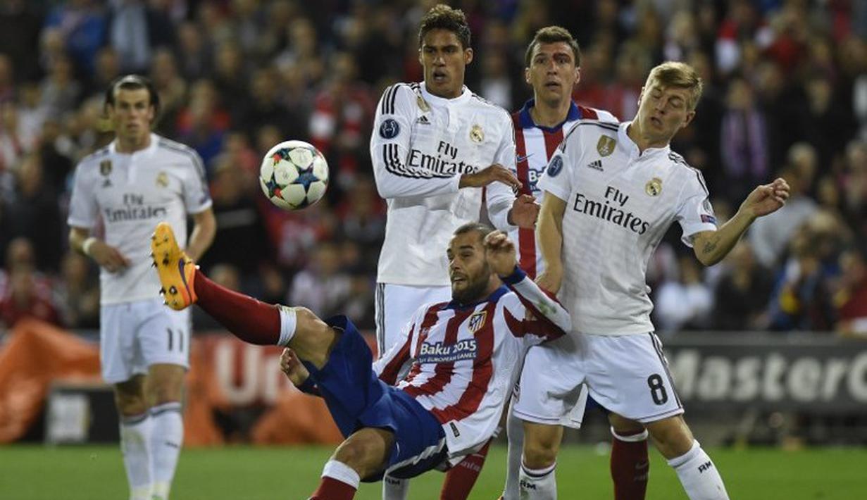 Kokohnya pertahanan Real Madrid membuat Atletico Madrid tak memiliki banyak peluang mencetak gol. Tercatat, Los Rojiblancos hanya melepaskan dua sepakan on target dari delapan kali kesempatan. (AFP PHOTO/PIERRE-PHILIPPE MARCOU)