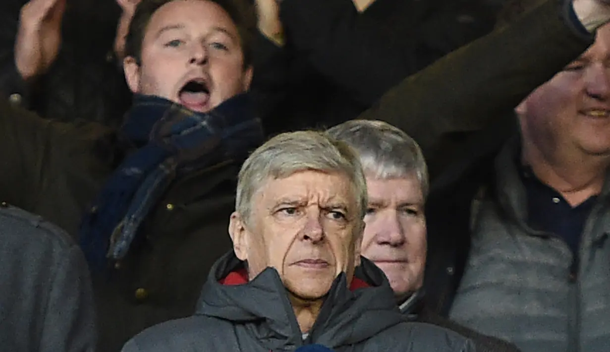 Pelatih Arsenal, Arsene Wenger berada di tribun menyaksikan timnya bertanding melawan Nottingham Forest di pertandingan babak ketiga Piala FA di City Ground, Nottingham, Inggris (7/1). Arsenal kalah 4-2 atas Nottingham Forest. (AFP Photo/Oli Scarff)