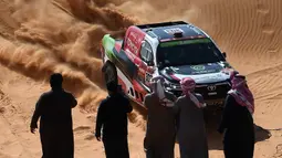 Pereli Toyota Yazeed Al Rajhi dari Arab Saudi saat mengikuti tahap 6 Reli Dakar 2021 antara Buraydah dan Hail, Arab Saudi, (8/1/2021). Reli Dakar 2021 menempuh jarak total 7.646km yang terbagi dalam 12 etape. (AFP/Franck Fife)