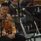 Bupati Cirebon nonaktif Sunjaya Purwadisastra menyimak sidang putusan majelis hakim Pengadilan Tipikor Bandung. (Huyogo Simbolon)