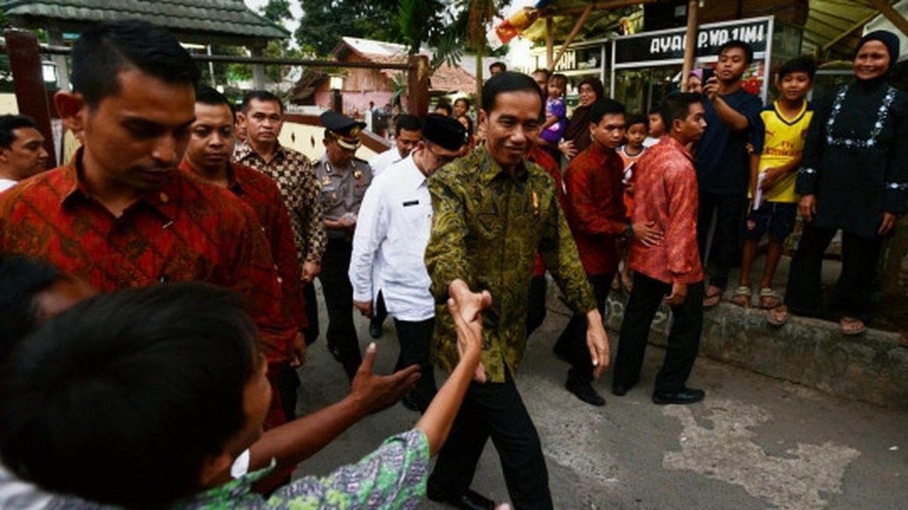 Presiden Jokowi bagi-bagi sembako di Menteng Dalam